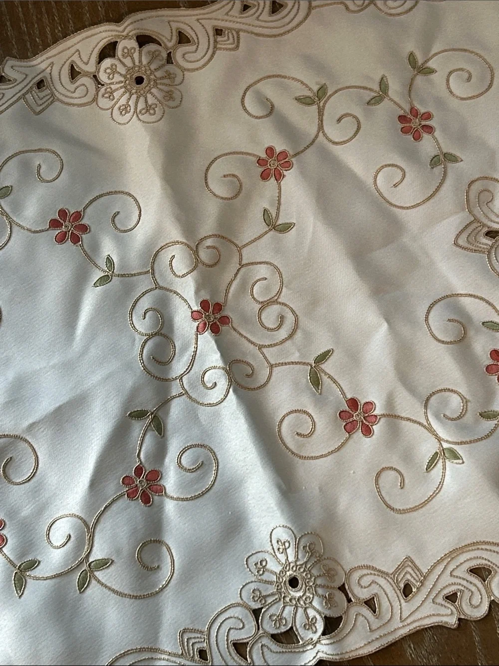 NWT! Vintage Inspired Shabby Chic Embroidered Floral Linen Centerpiece
